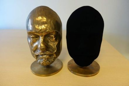 Two identical bronze casts, one painted with Vantablack (image: Surrey NanoSystems)